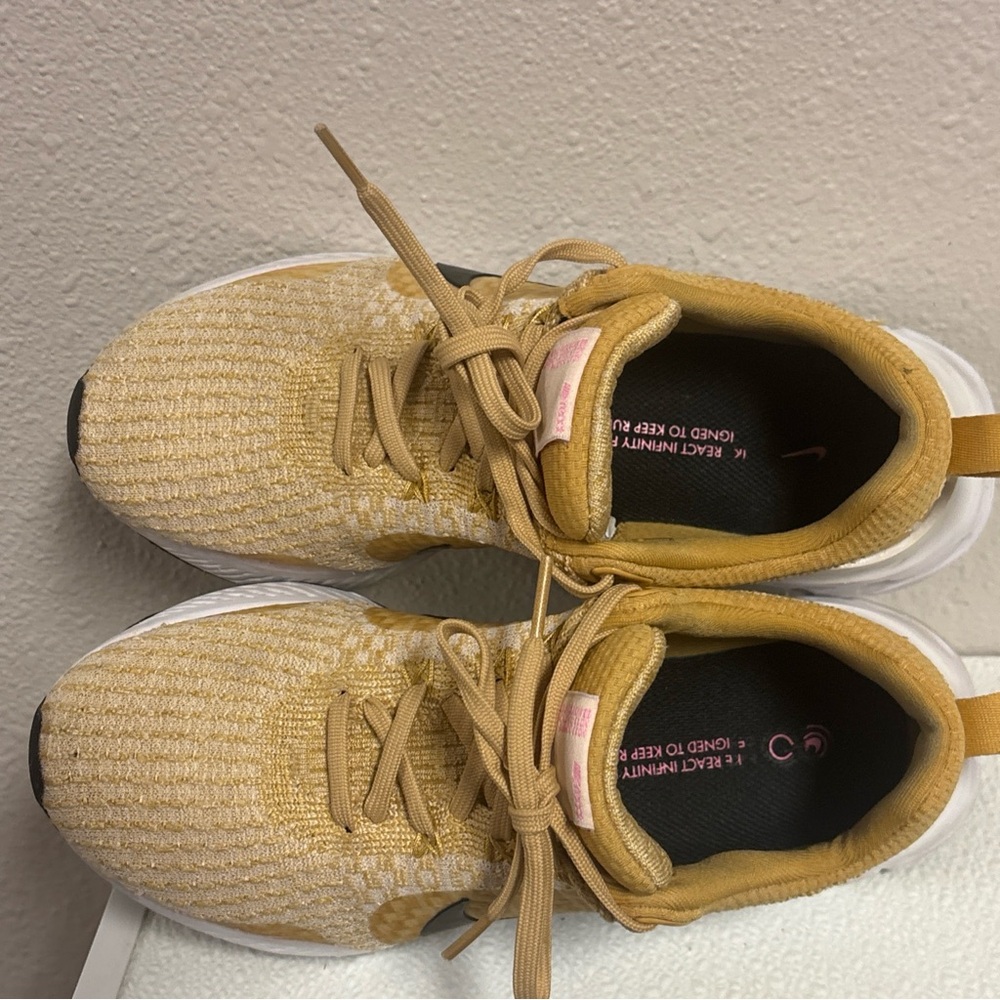 Nike DZ3016-700 React Infinity Run Flyknit Wheat Gold Sneaker Shoes Women's 8.5 - Picture 7 of 9